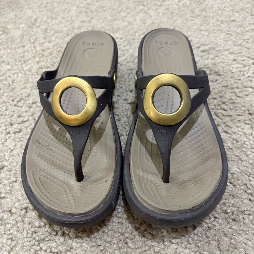 Crocs Brown Sanrah Circle Flip Wedge Sandals With Gold Embellishment Size 6